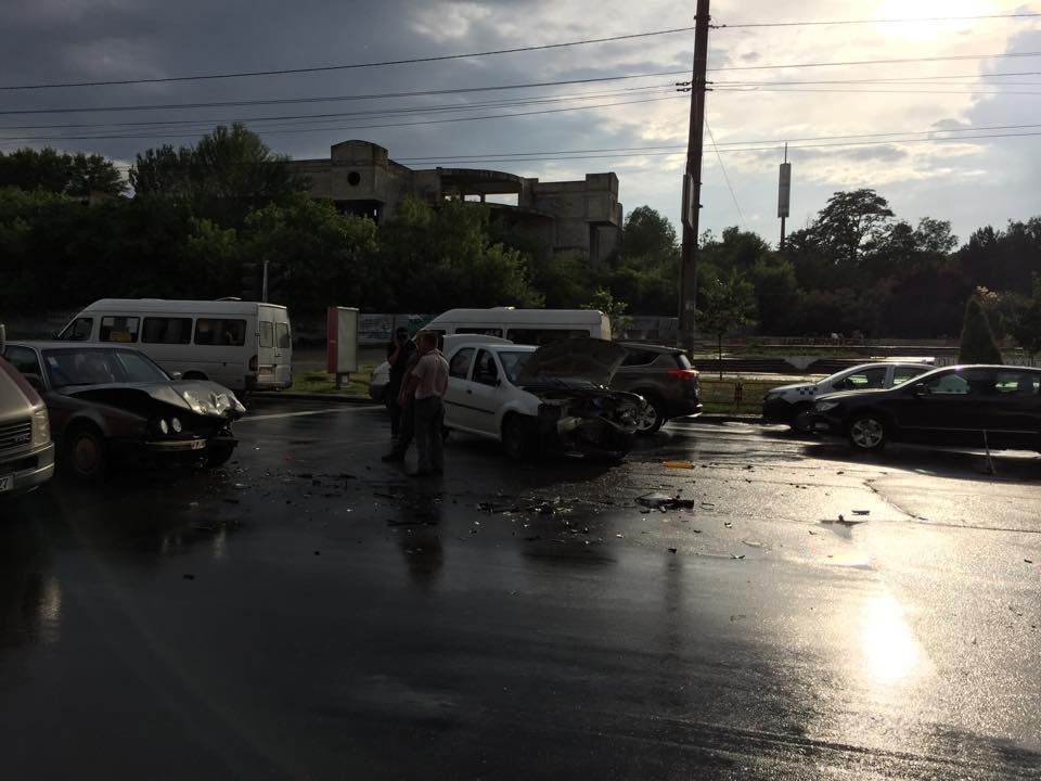 Accident în capitală. Un șofer și-a făcut zob mașina după ce a ieșit pe contrasens