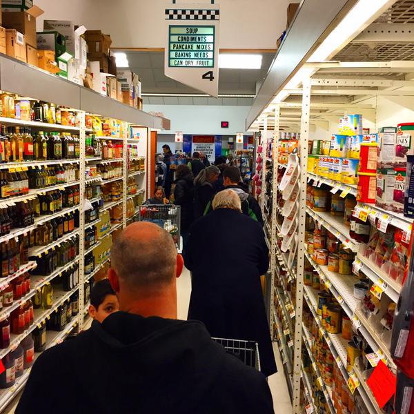 Жители Нью-Йорка в преддверии снегопада в ажиотаже скупают продукты
