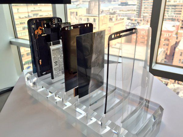 Motorola выпустила первый в мире смартфон с небьющимся экраном