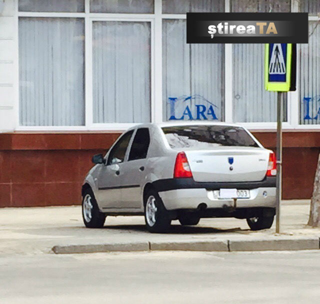 Cum şi-a acoperit numerele de înmatriculare un şofer din capitală