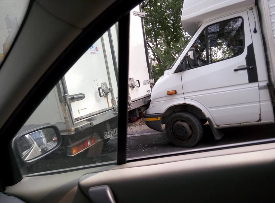 Accident în lanţ pe strada Munceşti cu implicarea a cinci maşini