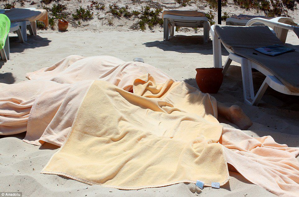 Tragedia din Tunisia în imagini. Atacatorul a ucis 38 de oameni cu zâmbetul pe buze