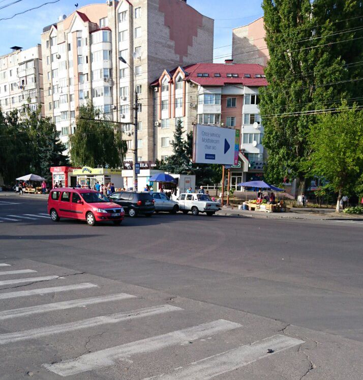 Două autoturisme s-au ciocnit chiar pe o trecere de pietoni