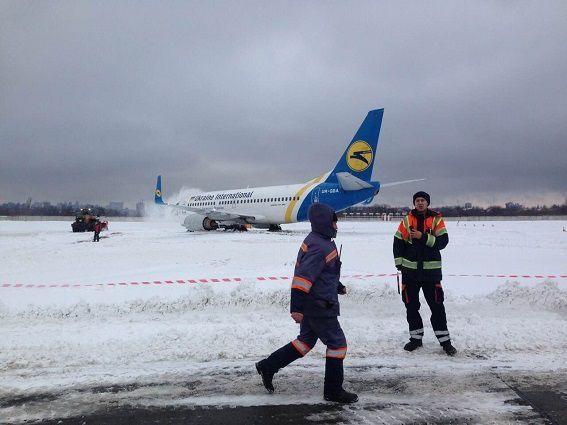 ЧП в Киеве: самолету не хватило посадочной полосы