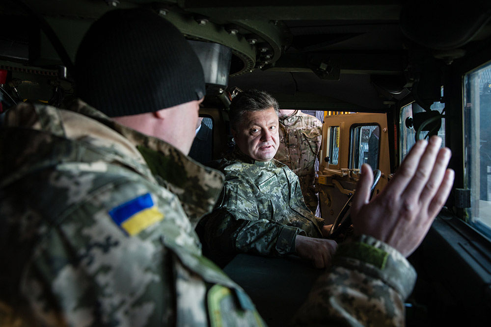 Порошенко встретил первый самолет с военной техникой из США