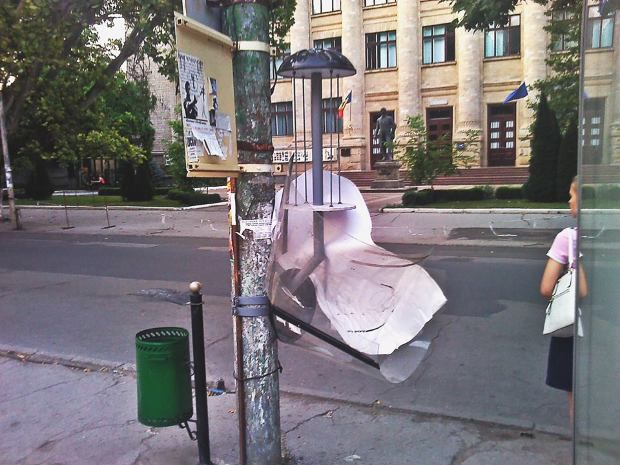 Un panou cu orarul de circulație a transportului public - vandalizat, iar altul - furat