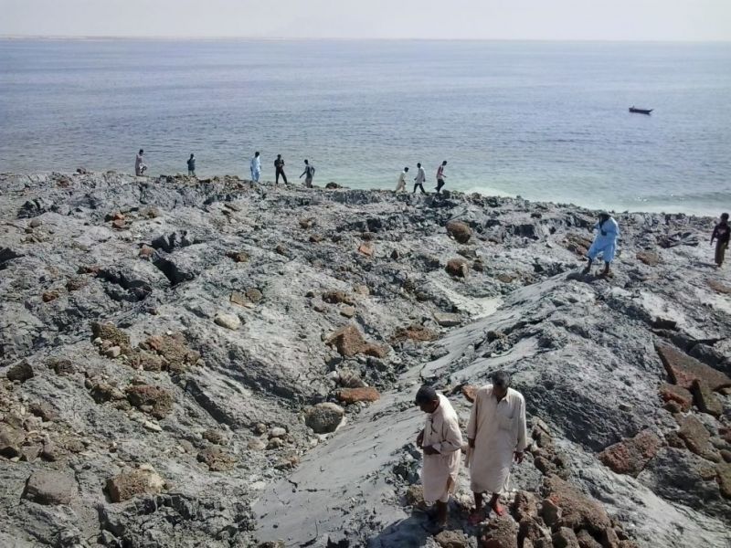 Primele imagini cu insula apărută în Marea Arabiei, după cutremurul din Pakistan