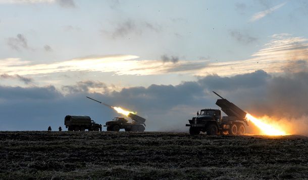 Reuters показало фото, как силы АТО стреляют Градами под Дебальцево