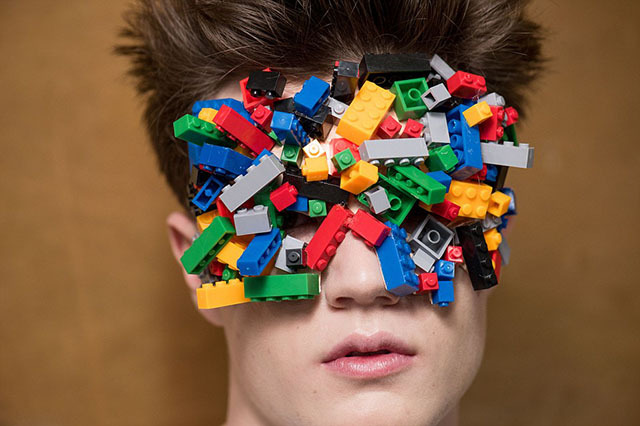 В Лондоне на показе дизайнеры закрыли лица моделей деталями из Lego