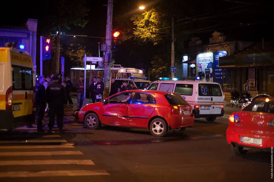 Accident în centrul capitalei. Două persoane, transportate în stare gravă la spital