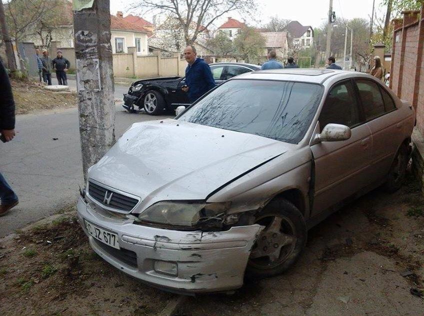 Опасный перекресток на Буюканах: от частых аварий страдают заборы домов местных жителей