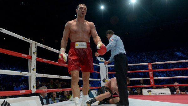 Klitschko l-a învins pe rusul Povetkin într-un meci de box incendiar la Moscova