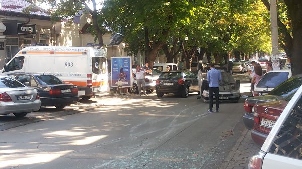 В центре Кишинева перевернулся автомобиль
