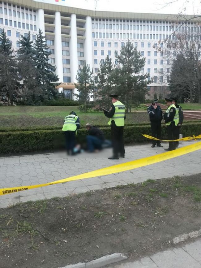 В центре Кишинева у здания парламента умер мужчина