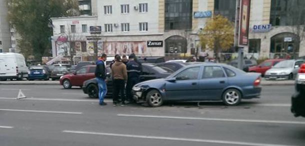 Accident cu implicarea a trei autoturisme în Chișinău