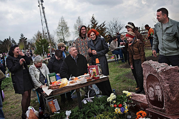 "Ланч с мёртвыми": поминовение усопших в Молдове глазами итальянца