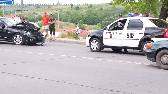 Accident cu implicarea a 3 masini la Ciocana: 2 Mercedesuri, botite