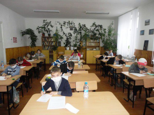 Учащиеся пришли на районную олимпиаду с масками на лице