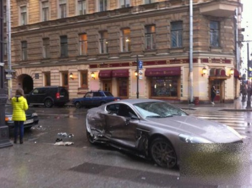 Adolescent din St. Petersburg a făcut praf un Aston Martin