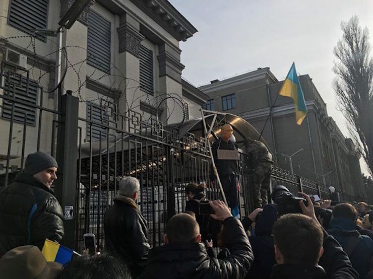 Посольство РФ в Киеве забросали яйцами