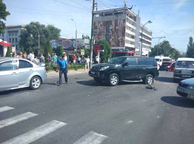 В столице произошло ДТП с участием трех машин