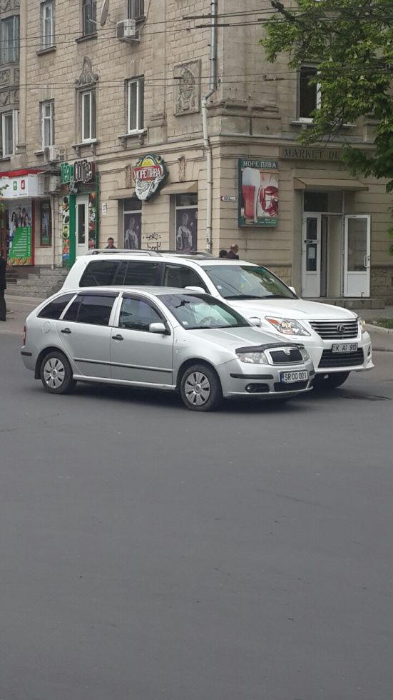 Aura, implicată în accident în centrul Chişinăului