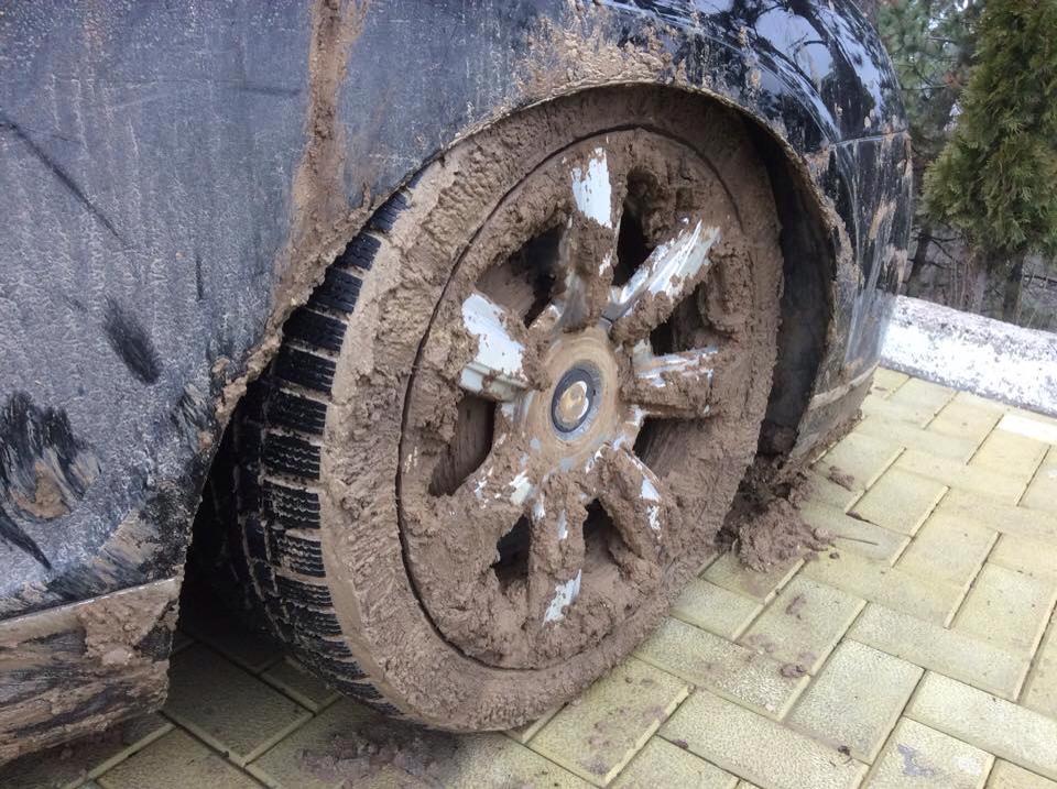 Limuzină de lux distrusa într-o pădure din Chişinău