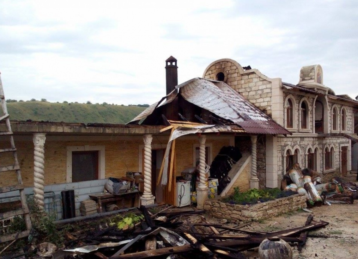 В результате пожара в монастыре Бутучень сгорело около 200 кв.м крыши двух монашеских келий