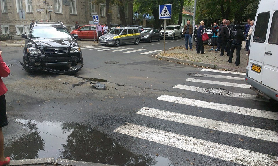 Microbuz de pe linia 103, implicat în accident; Sunt răniți