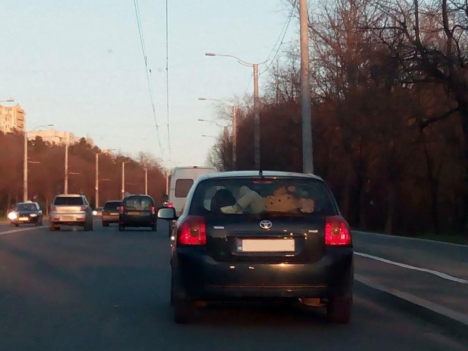 В Кишиневе засняли опасную перевозку ребенка в машине
