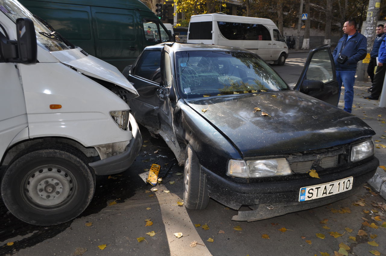 La Buiucani un microbuz cu pasageri s-a ciocnit cu un autoturism