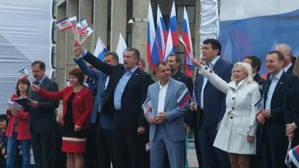 Первомай в Крыму: триколоры и "Путин - наш президент"