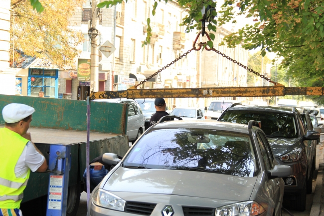 В Кишиневе эвакуируют неправильно припаркованные авто