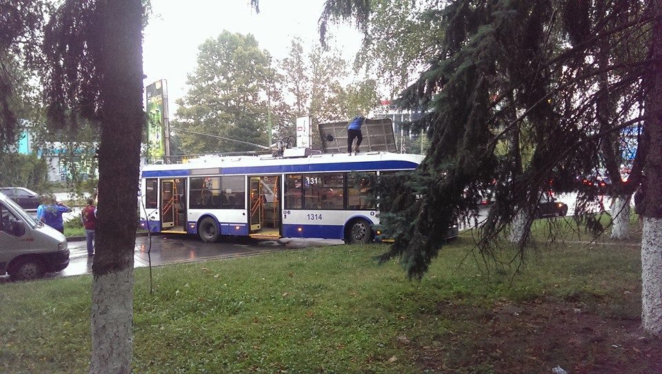 В Кишиневе троллейбус развернуло поперек проезжей части