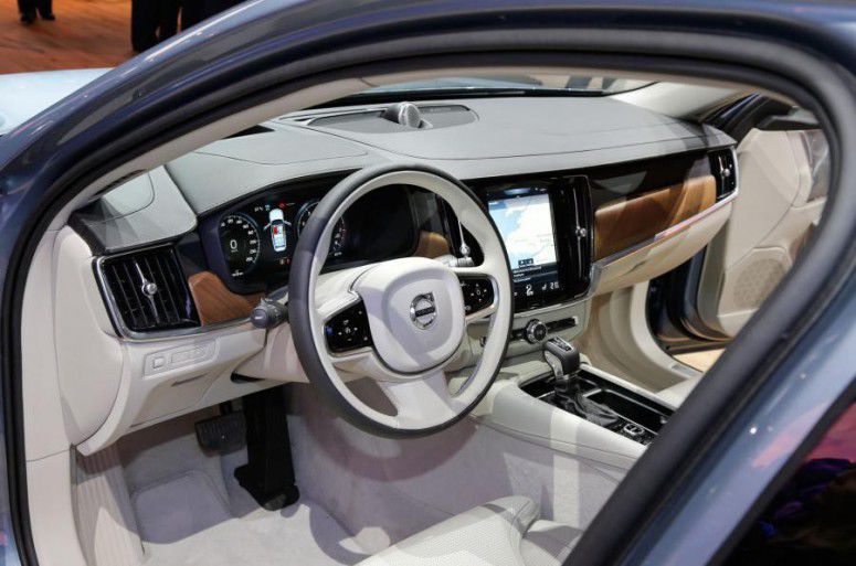 Volvo представило седан S90