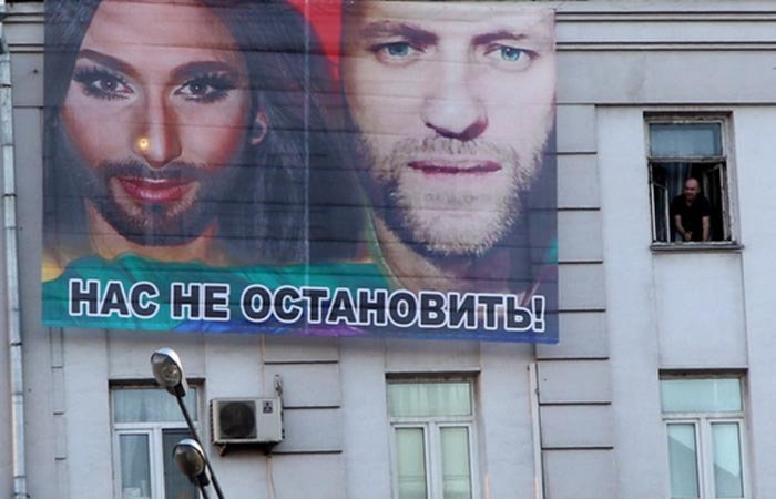 Баннер с Алексеем Навальным и Кончитой Вурст появился на Садовом кольце