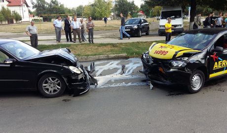 Accident în lanţ în centrul capitalei: Doi oameni au ajuns la spital