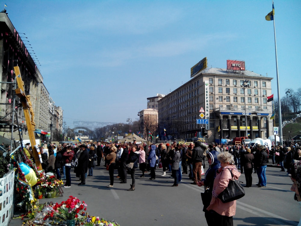 На вече в Киеве развернули 30-метровый флаг Украины и Крыма