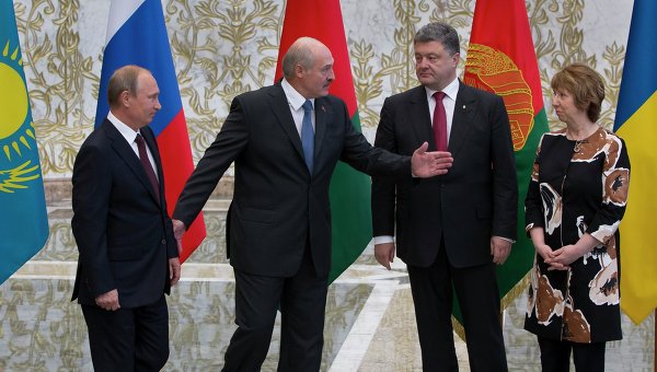 Путин и Порошенко обменялись приветствиями и пожали друг другу руки в Минске