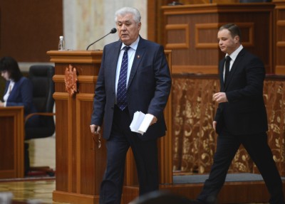 Фотография дня: Депутат, который все время идет по пятам Владимира Воронина