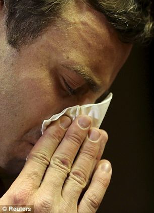"Atletul-cyborg" Oscar Pistorius, acuzat oficial de crimă cu premeditare. Procesul va începe în 2014