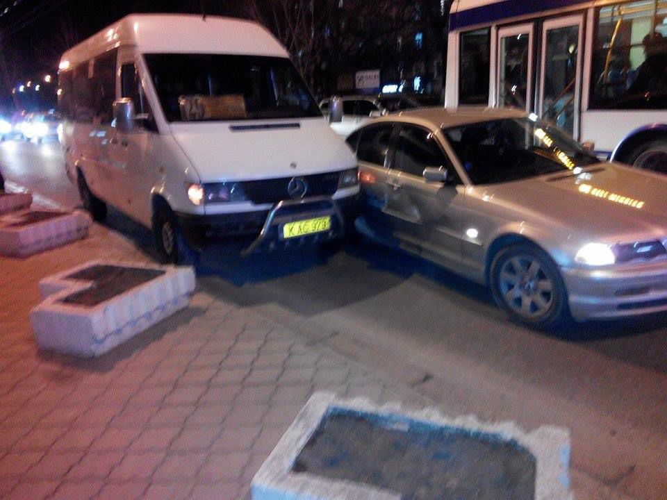 Accident în Capitală, cu implicarea unui microbuz de linie