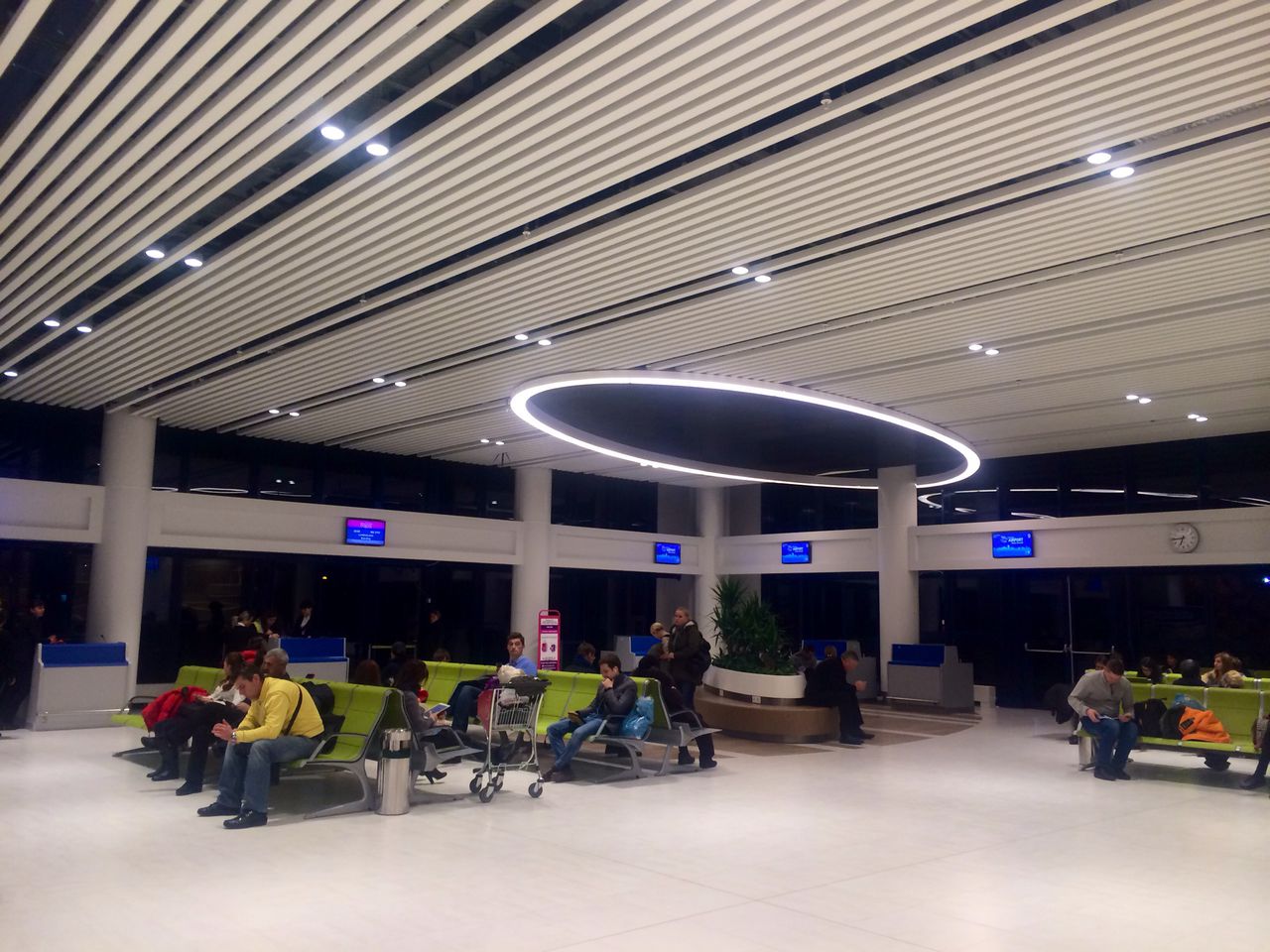 Pasagerii Aeroportului Chişinău într-un nou ambient modern