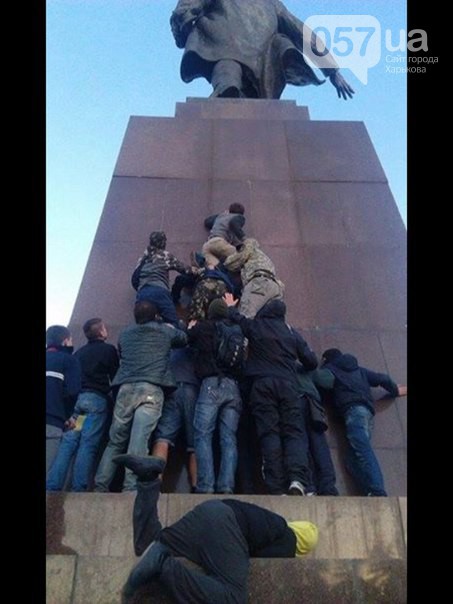 В Харькове на площади Свободы снесли памятник Ленину