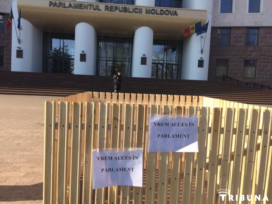Группа журналистов протестует у парламента Республики Молдова