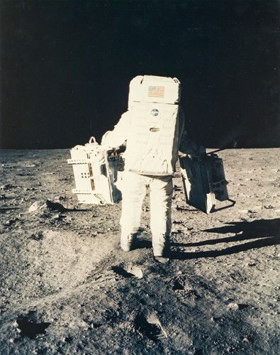 Луна в иллюминаторе и космическое селфи: 10 редких фотографий