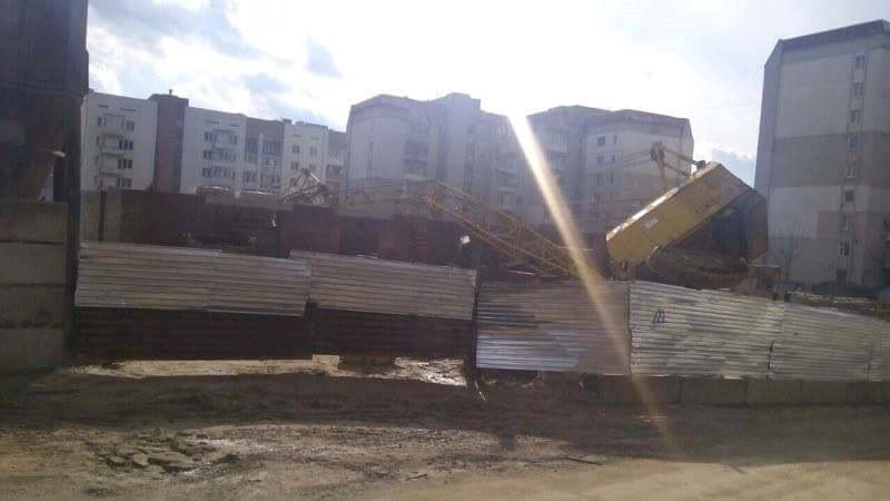 Во Львове на жилой дом упал кран