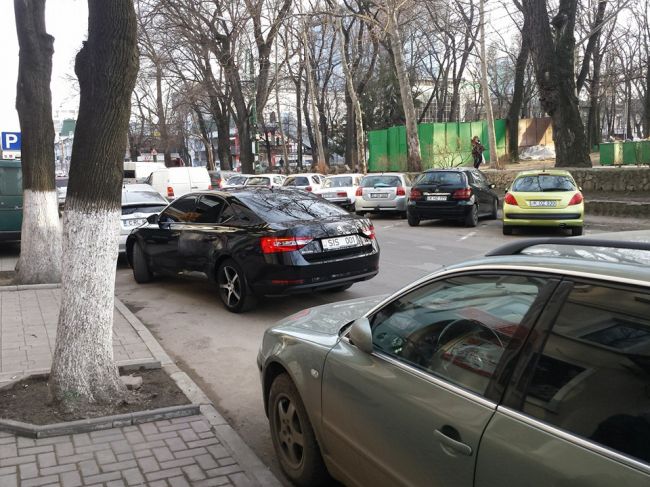 Masina cu geamuri umbrite si numere SIS 001