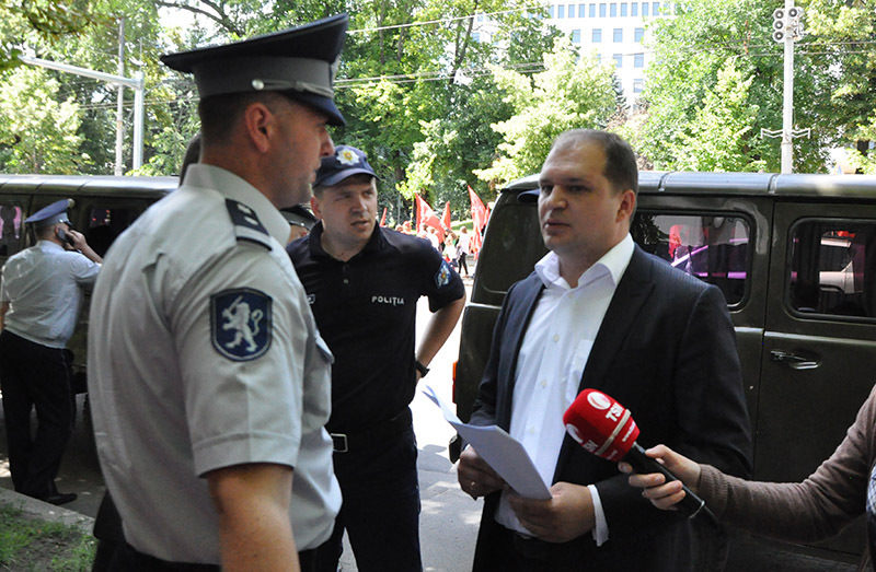 Socialistilor li se interzice sa protesteze pasnic