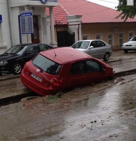 Şantierele de pe străzile Chişinăului aduc prejudicii locuitorilor. O maşină a căzut într-un şanţ de pe strada Sciusev